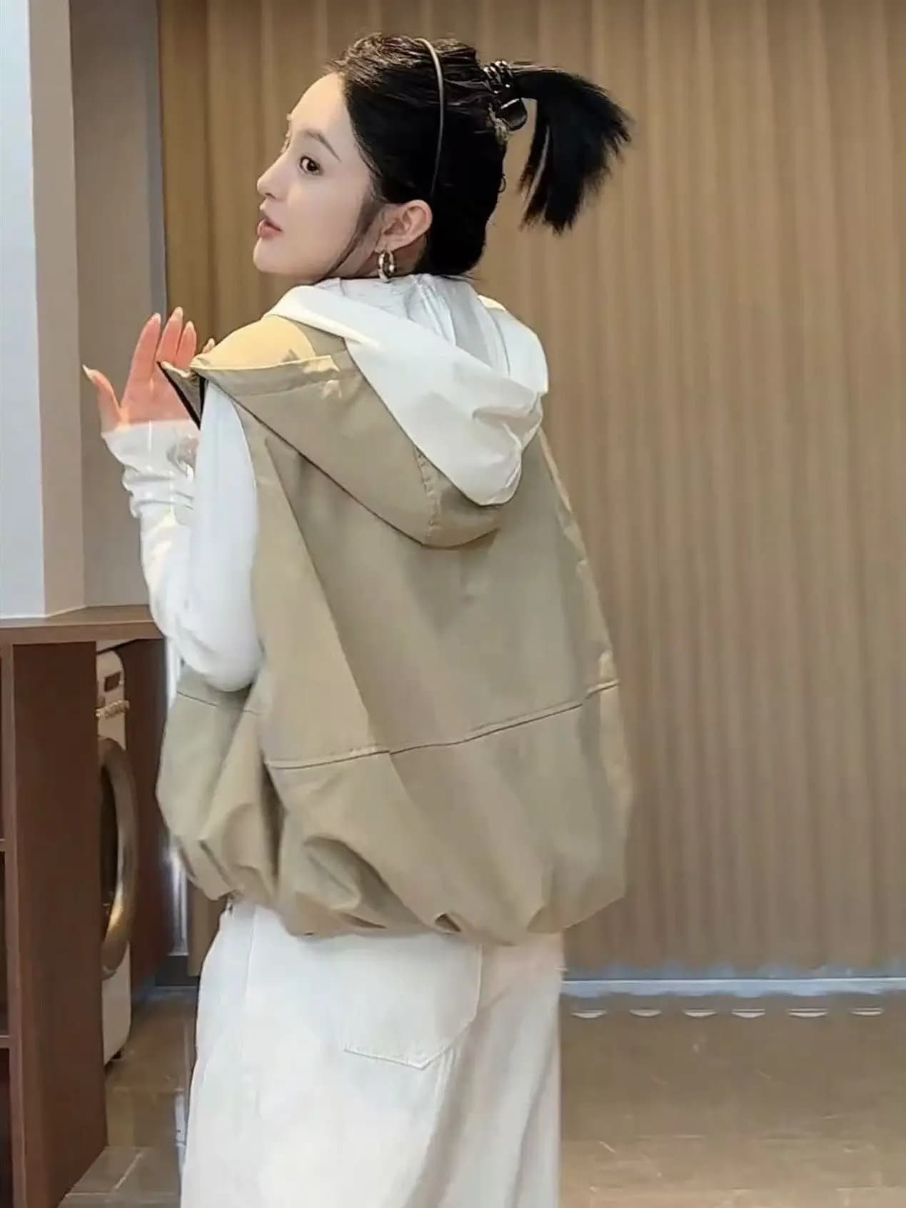 Gilet Corto da Donna alla Moda, Nuovo Stile Primavera 2026, Giacca Casual con Cappuccio, Abbigliamento da Passeggio Urbano, Chiusura con Cerniera, Colorato