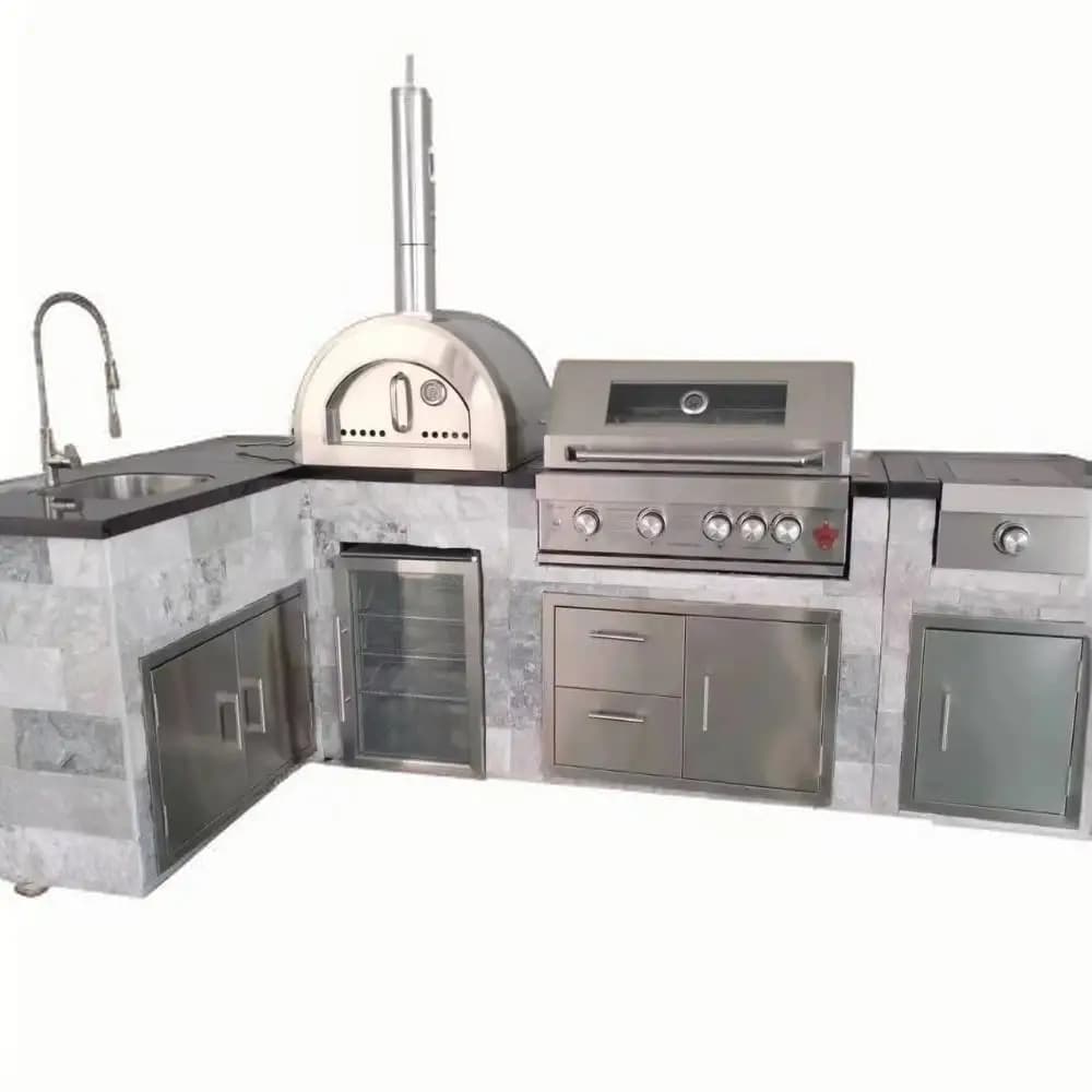 Cucina da esterno personalizzata a forma di L con grill a gas e forno per pizza, telaio in alluminio e pietra per cortili americani