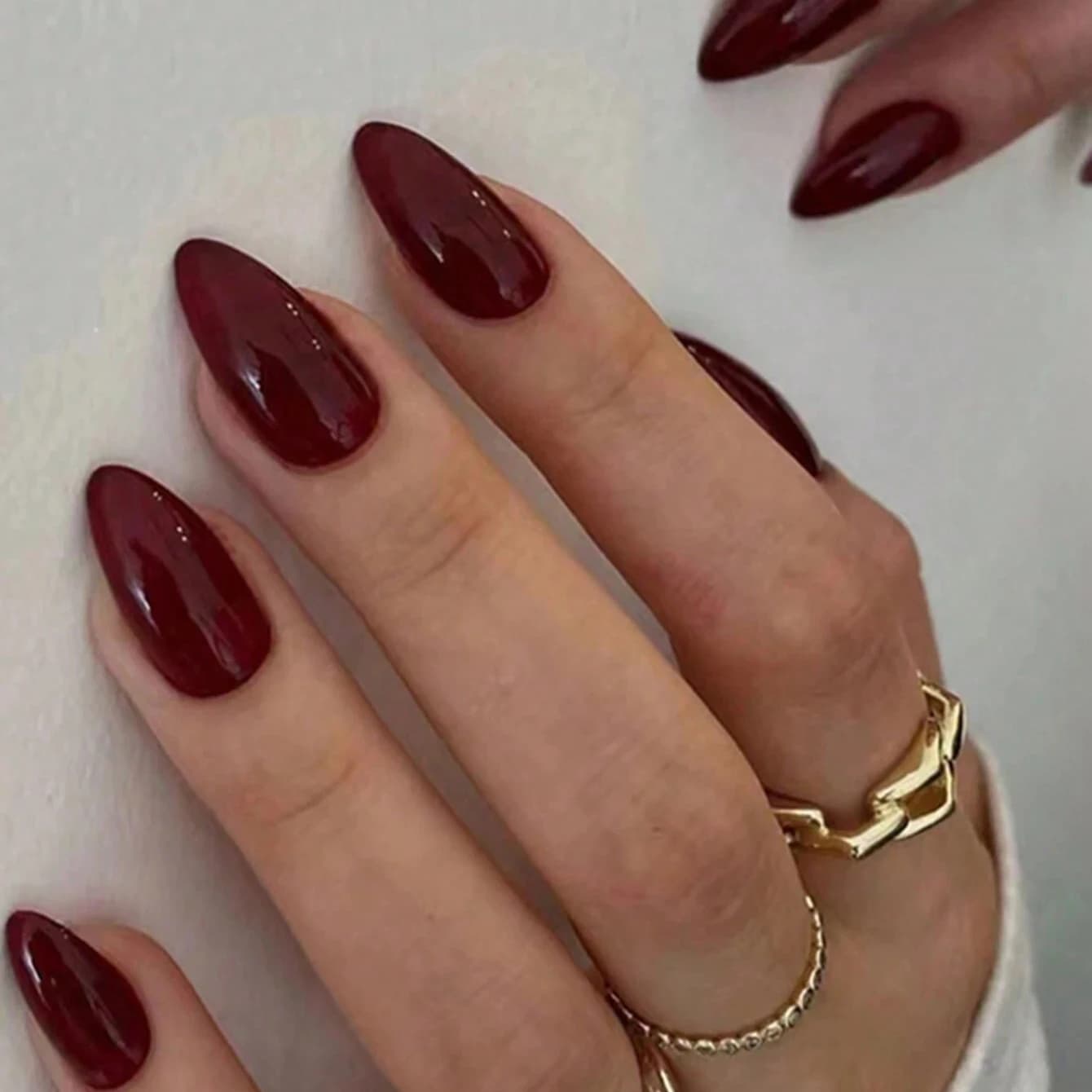 Set of 10 Pieces of Simpli Nails Red Wine, Medium Length, Mandorla Shape, Press-on Nails, Round Toe, Complete Cover, Oval Fin Nails