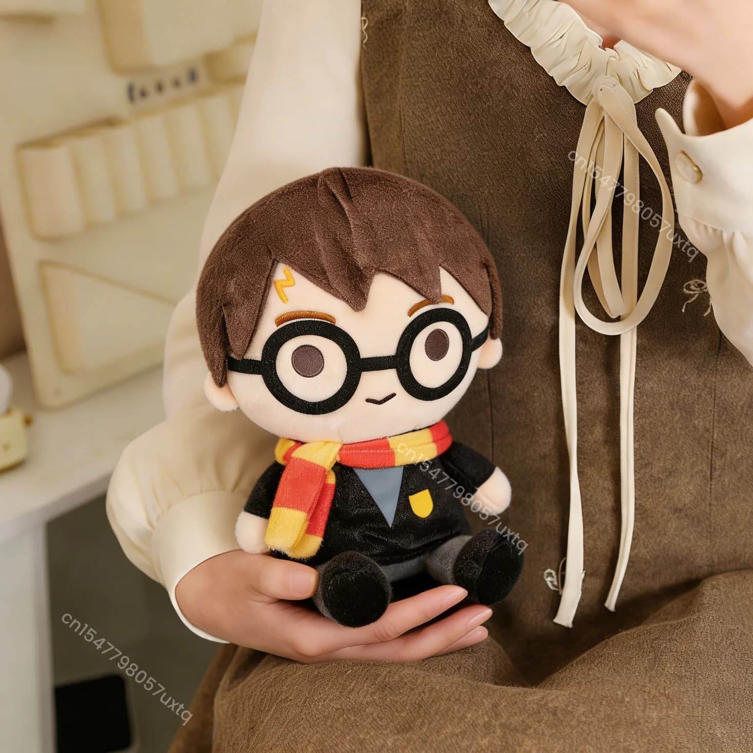 Peluche Harry Potter Gryffindor 30cm, Morbido Pupazzo Anime da Collezione, Giocattolo Abbracciabile, Regalo per Adulti e Fan dei Maghi