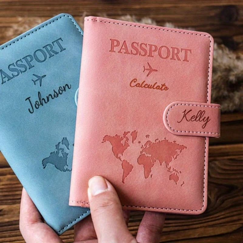 Copertina per passaporto con monogramma - Porta viaggi con nome inciso personalizzato - Regalo di nozze per damigelle d'onore e testimoni dello sposo - Blocco RFID