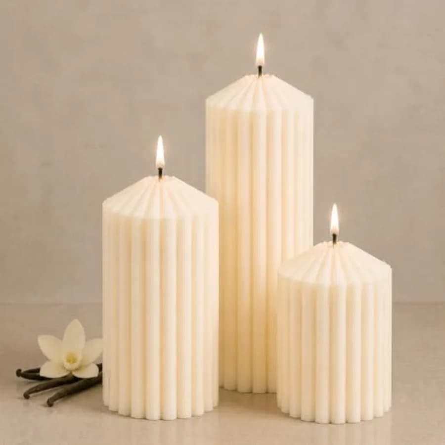 Set di 3 Candele a Colonna Scanalate - Profumo di Torta alla Vaniglia, Cera di Soia Naturale, Non Tossiche, Senza Fumo - 2.8" x 4, 6, 8 pollici - Aroma Estetico Moderno
