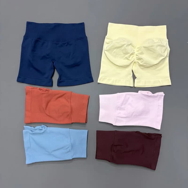 Pantaloncini Sportivi da Donna 4.5'' Senza Cuciture, Elasticizzati e Traspiranti per Yoga, Allenamento, Palestra, Corsa e Fitness, con Effetto Push-Up