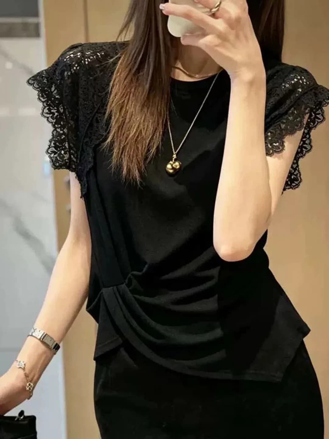 T-shirt Nera con Inserti in Pizzo a Maniche Corte da Donna, Design Sensuale, Top Plissettato Modellante Stile Europeo, Versione Coreana per il Pendolarismo