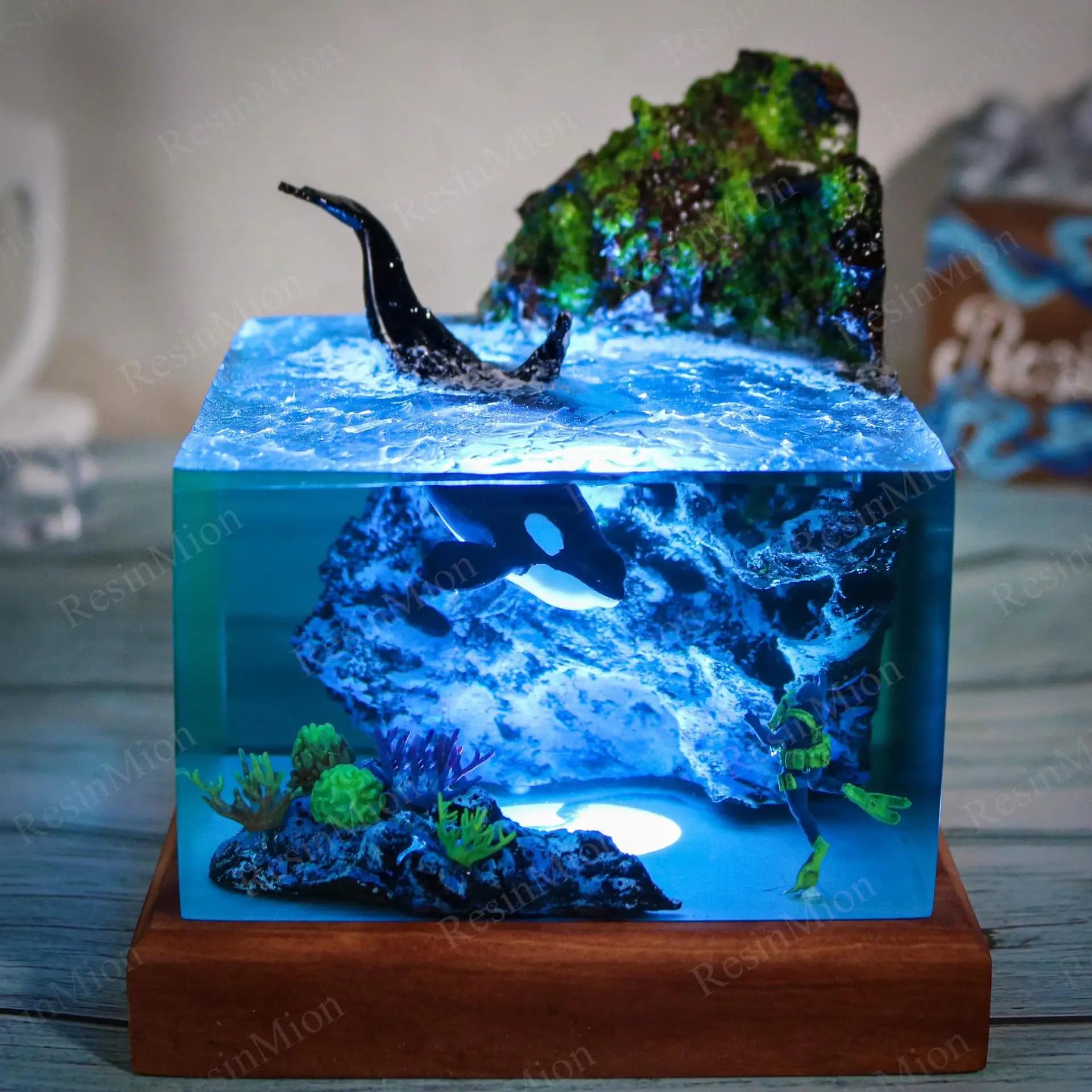 Lampada da Tavolo in Resina con Orca e Subacqueo, Decorazione per la Casa, Ornamento Artigianale, Regalo per Uomo