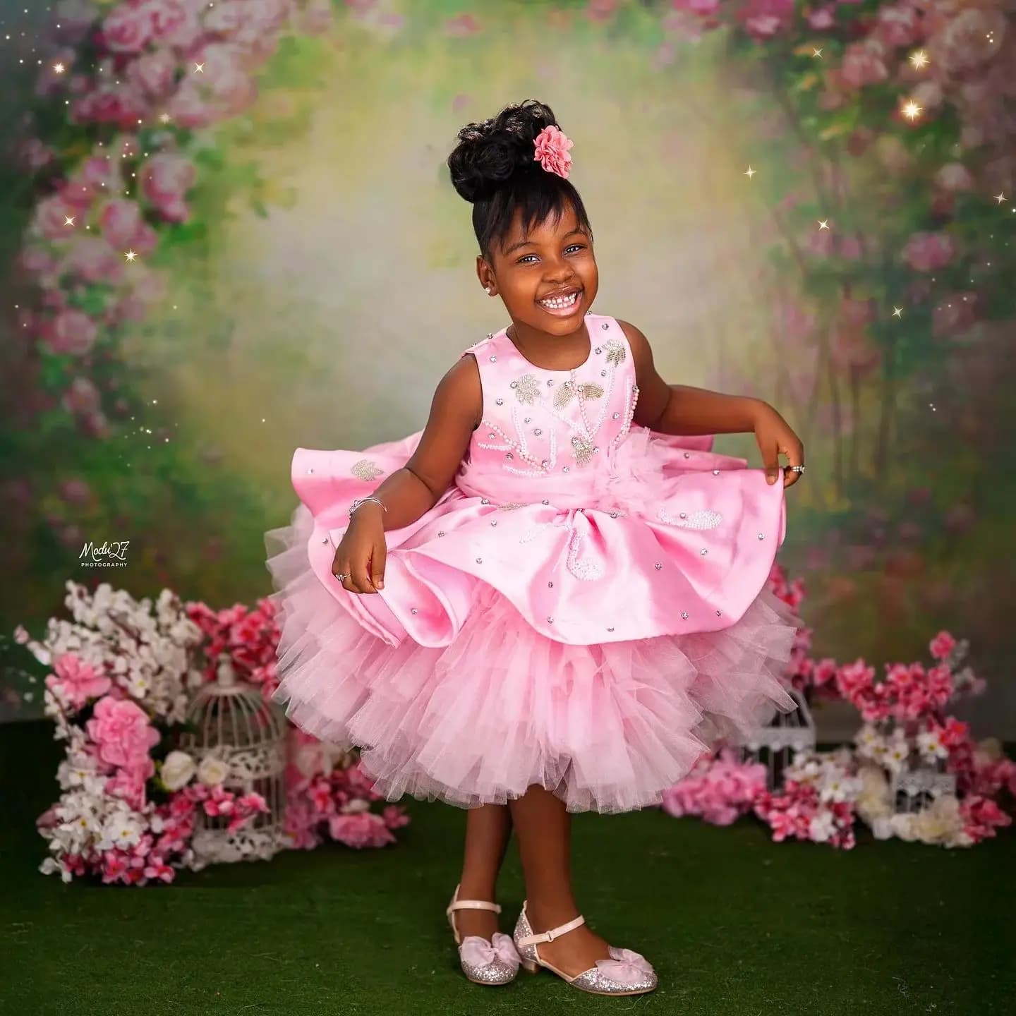 Abiti da festa di compleanno per ragazze con perline rosa Abiti da ragazza di fiori corti con volant personalizzati al ginocchio Abiti per servizio fotografico per bambini