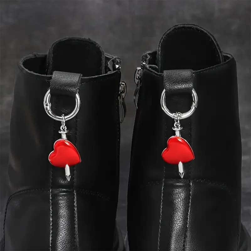 1 paio/2 pezzi di ciondoli per scarpe a forma di cuore con freccia rossa, accessori per calzature fai da te perfetti per regali di Halloween – Abbigliamento quotidiano unisex e ideale