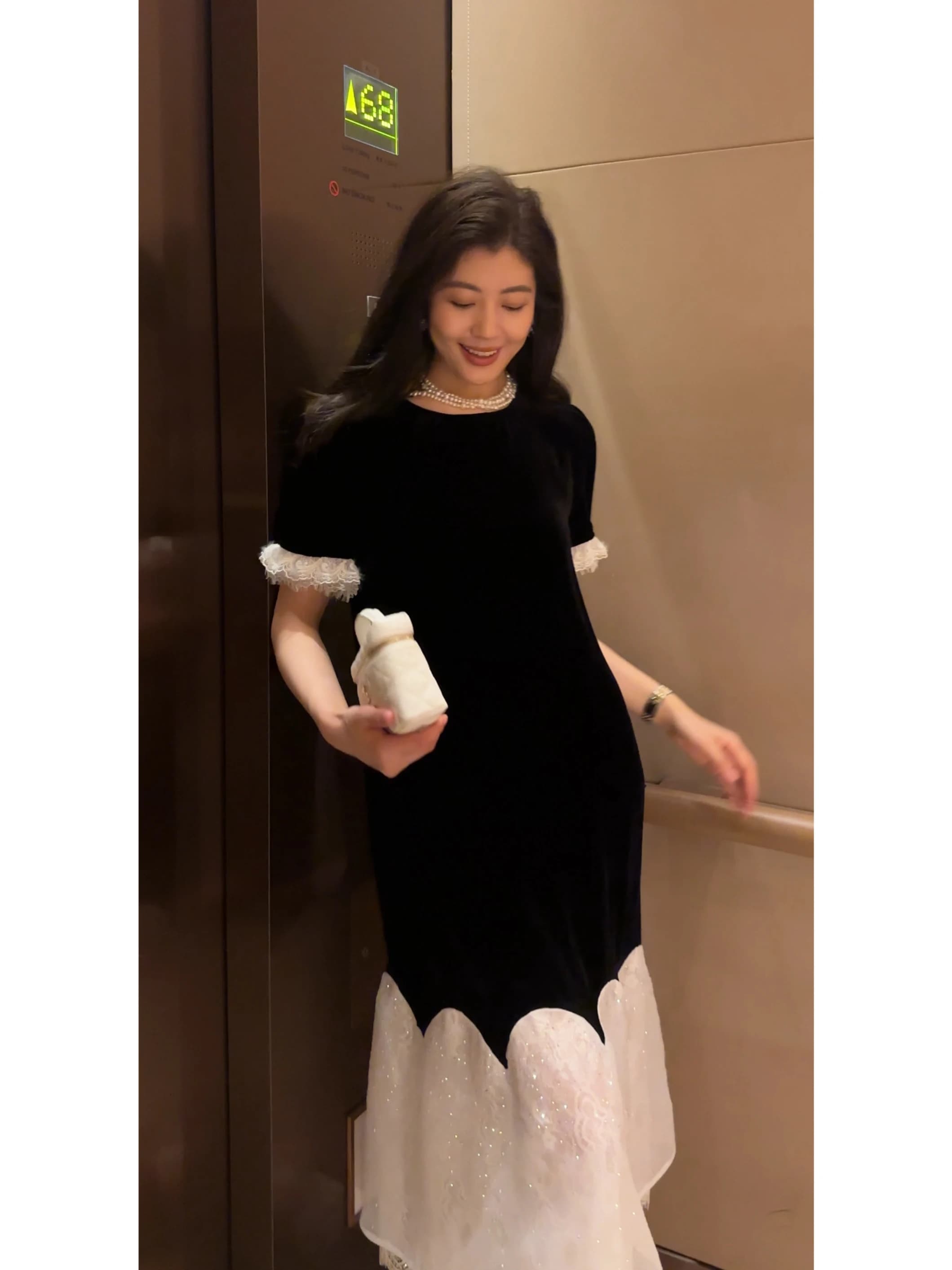 Elegante Abito NCOU Nicole in Chiffon di Seta 100% con Inserti in Pizzo e Paillettes, Design alla Moda, Nuovo Stile Estivo, Manica Corta, Versione H per Signore