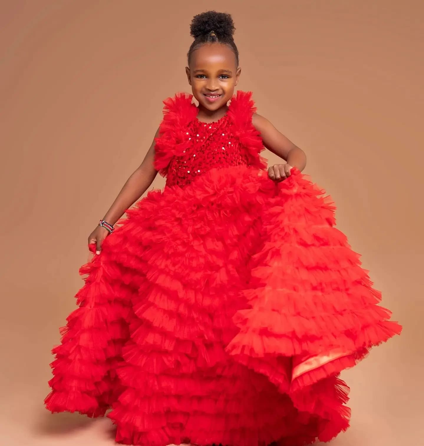 Abiti da festa di compleanno per ragazze rosse di lusso Abiti da ragazza di fiori con paillettes personalizzati con volant Abiti da ballo per bambini per il servizio fotografico
