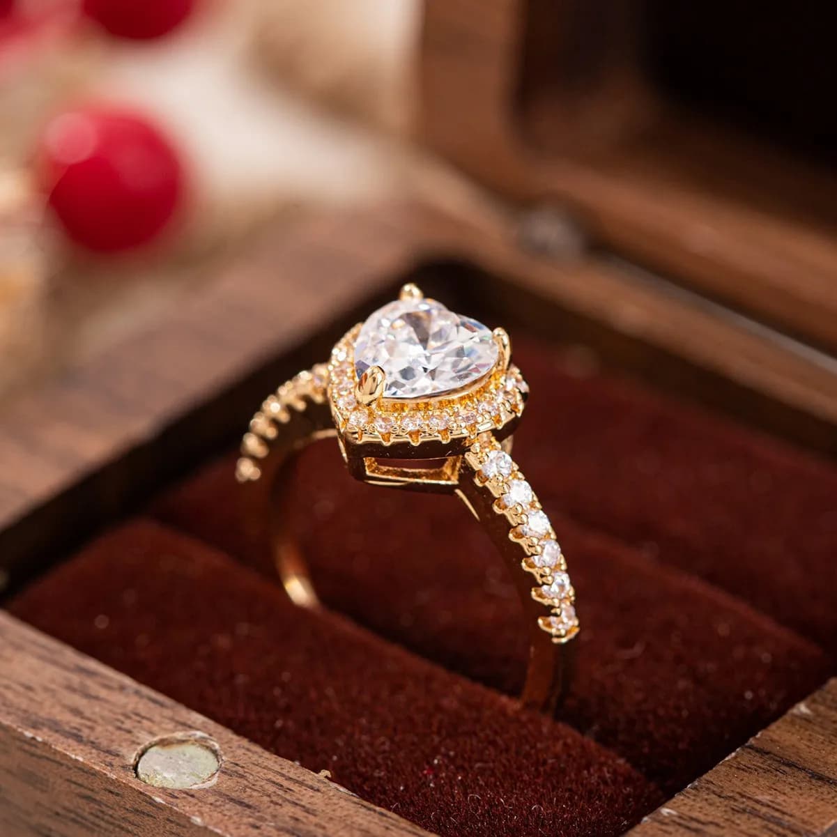 Anello da Donna in Acciaio Inossidabile con Zirconi Incastonati, Anello d'Amore Versatile di Alta Gamma, Gioiello di Lusso Leggero per la Vita Quotidiana, Vendita all'Ingrosso