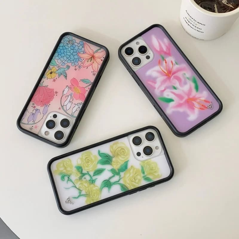 Cover Floreale Wildflower con Fiori Rosa, Gialli e Blu per iPhone 16 15 14 13 12 17 Pro Max Plus - Collezione Bluebelle Dreams
