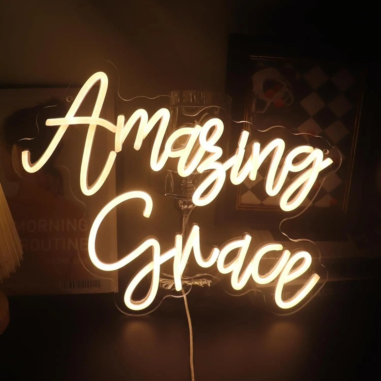 Insegna luminosa al neon Amazing Grace, effetto morbido e sognante, luce calda e rilassante, tempo lento e tranquillo