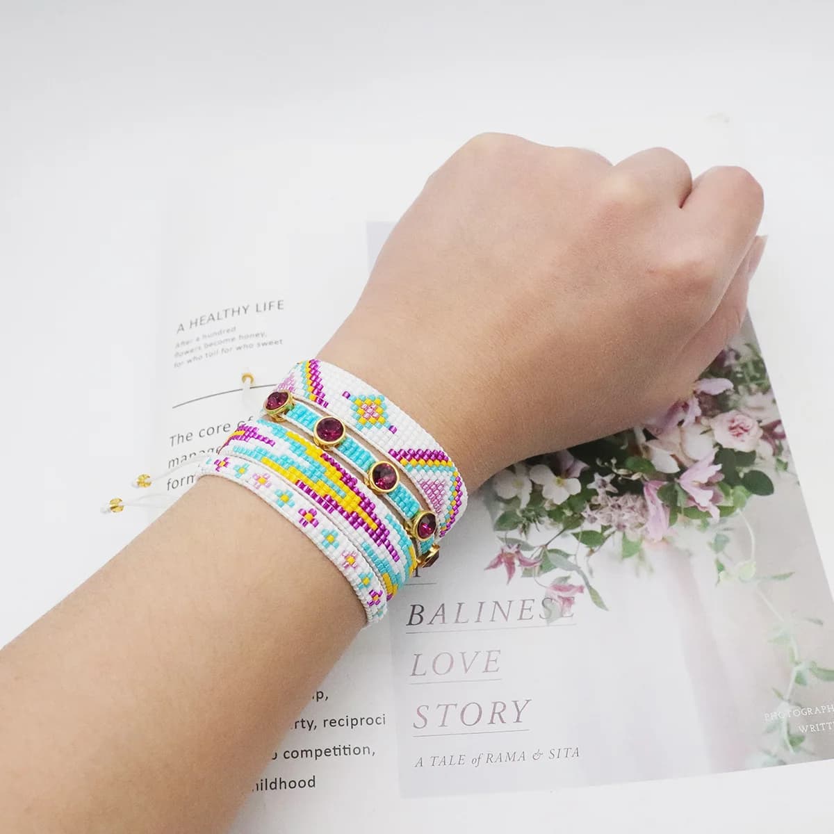 Nuovo set di braccialetti mistiuki geometrici personalizzati europei e americani, bracciale con perline di riso con motivo a freccia in zircone per donna