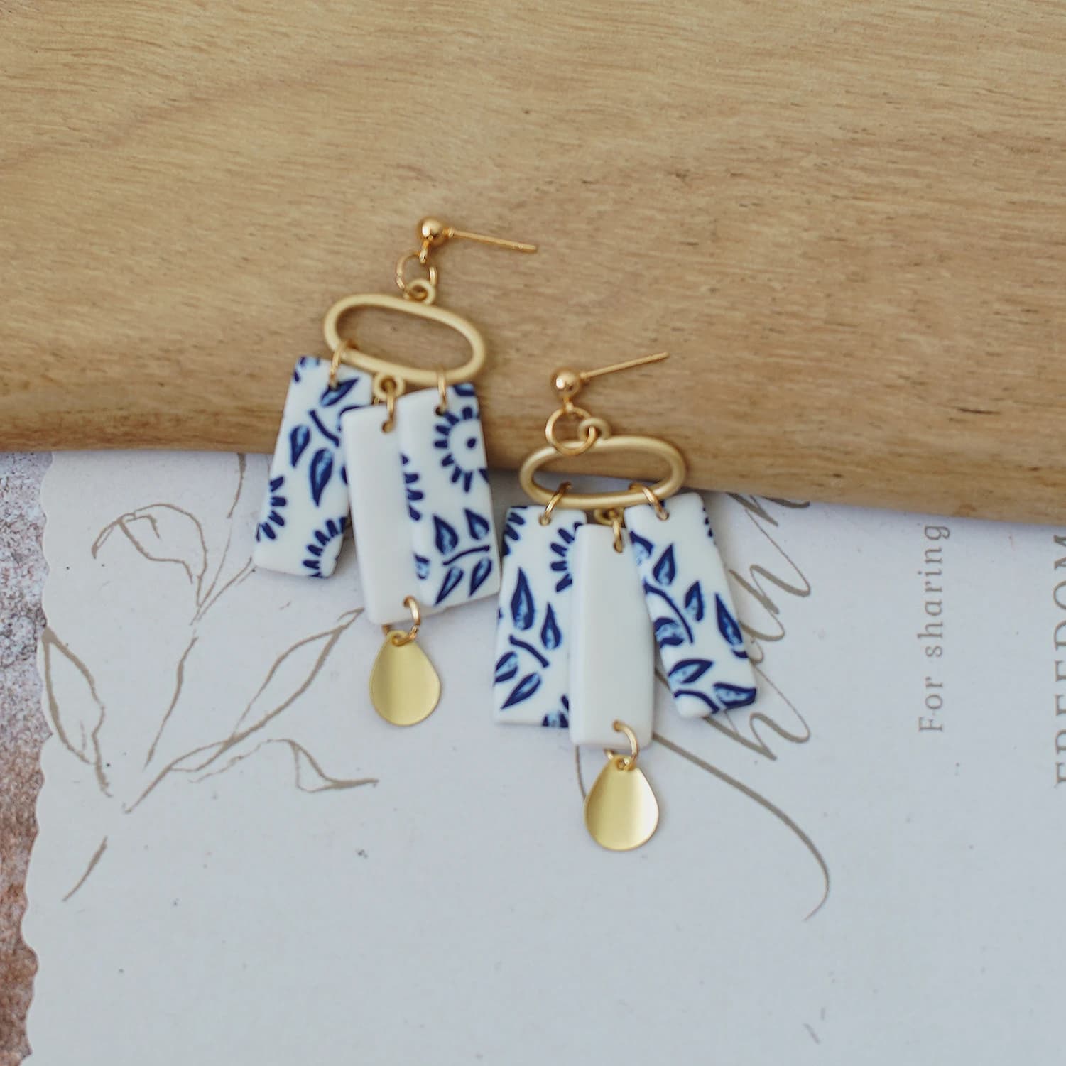 Orecchini pendenti multistrato alla moda con motivo a foglie blu navy, in argilla polimerica, accessori da donna per le vacanze e l'uso quotidiano