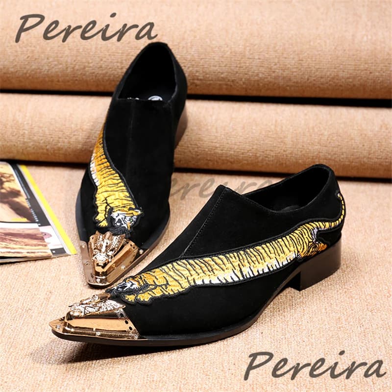Scarpe da uomo in pelle scamosciata nera con ricamo tigre Mocassini slip-on con punta in metallo e tacco basso Scarpe eleganti da festa in vera pelle fatte a mano