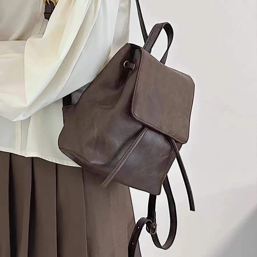 NUOVO zaino piccolo con patta con coulisse Zaino da scuola strutturato in pelle PU da donna Borsa da viaggio per pendolari alla moda Bakpacks per ragazza