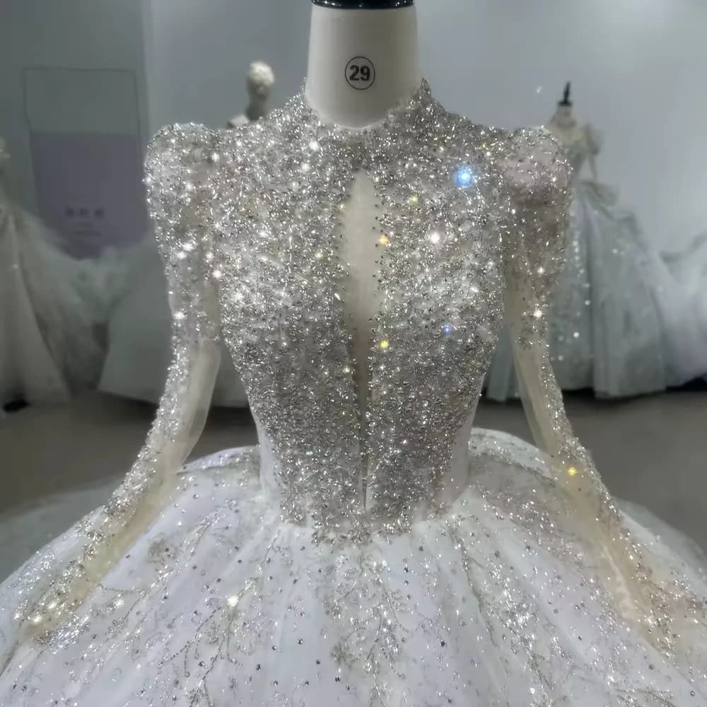 Abito da sposa a collo alto con maniche lunghe, allacciatura posteriore, perline e paillettes, stile principessa
