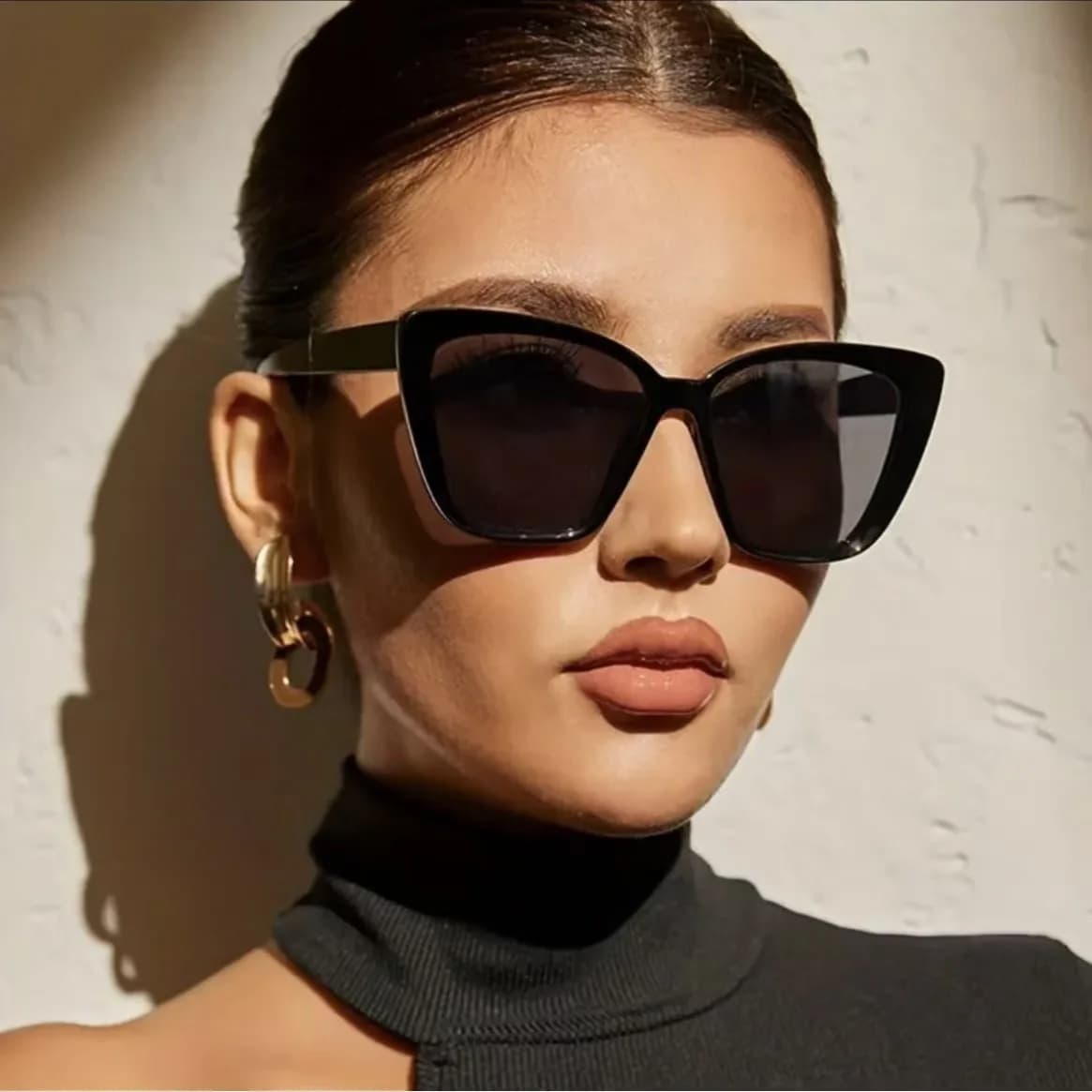 Nuovi occhiali da sole cat-eye alla moda europei e americani, occhiali da sole di alta gamma versatili e sottili per influencer, occhiali piatti con montatura grande.