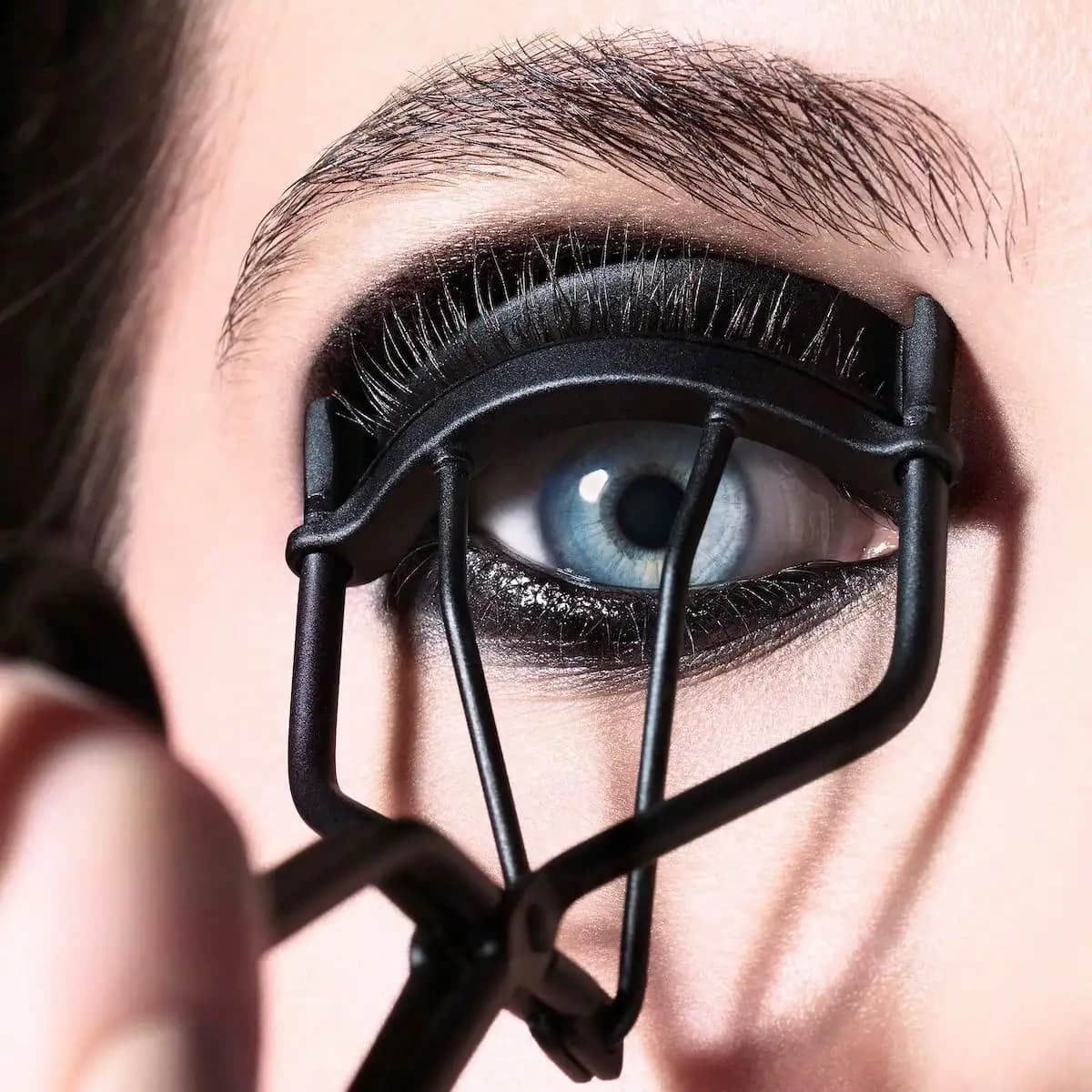 Solid color makeup cut 1 piece: convenient design for eyebrows and perfect eyelashes