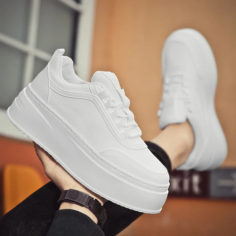 2024 autunno nuovi uomini scarpe da tavolo suola spessa scarpe rialzate moda alla moda scarpe casual studente quattro stagioni piccole scarpe bianche