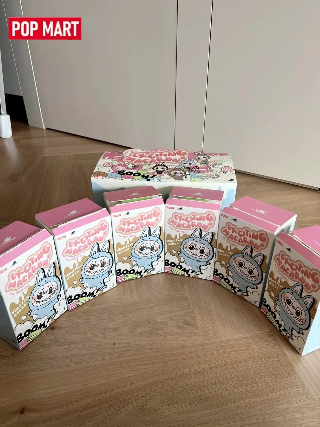 POPMART The Monsters Exciting Macarons V1 Ciondoli in Vinile Blind Box - Giocattolo da Collezione Carino e Kawaii, Regalo di Compleanno Ideale