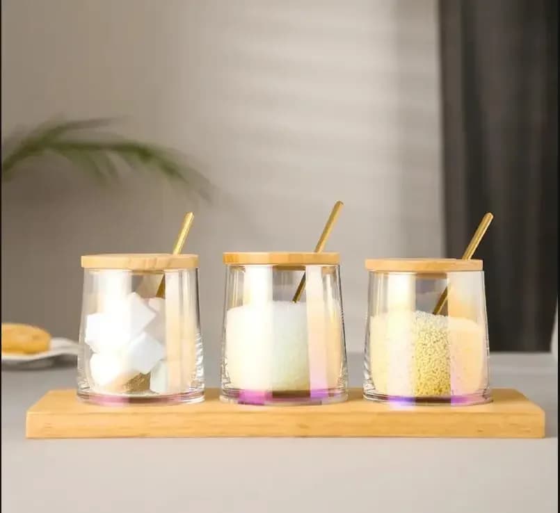 Set di scatole per condimenti da cucina nordica Barattolo per condimenti in vetro per uso domestico in tre pezzi con vassoio in legno Barattolo per spezie, sale, zucchero, pepe