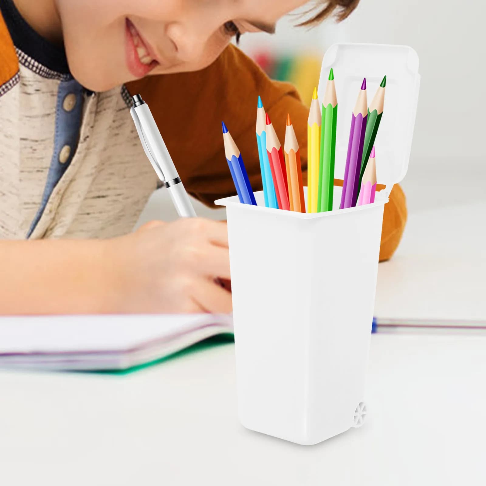 Set di 4 Portapenne da Scrivania con Cestino, Mini Contenitore per Rifiuti in Plastica a Forma di Cartone Animato, Organizzatore da Tavolo per Ufficio e Casa