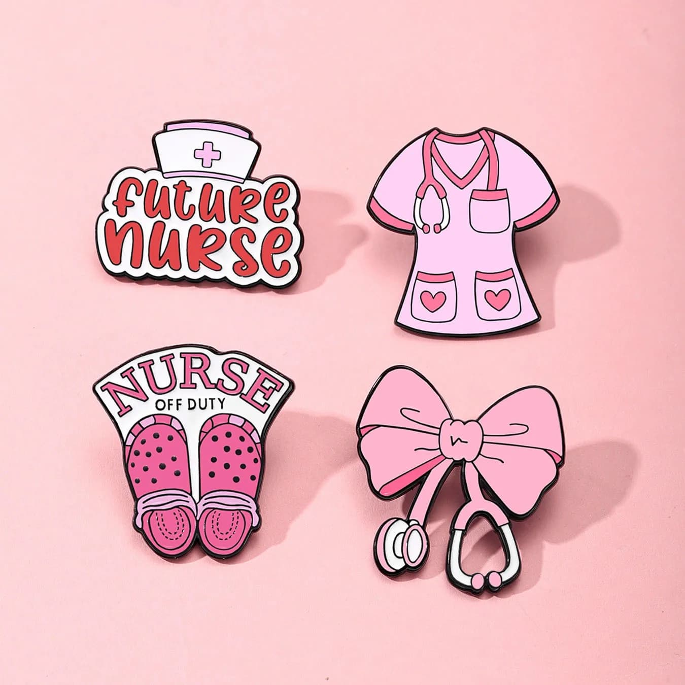 Spille in smalto rosa a forma di fiocco con stetoscopio, strumenti medici, guanti chirurgici, cerotti e capsule - Gioielli da regalo per abiti e risvolti