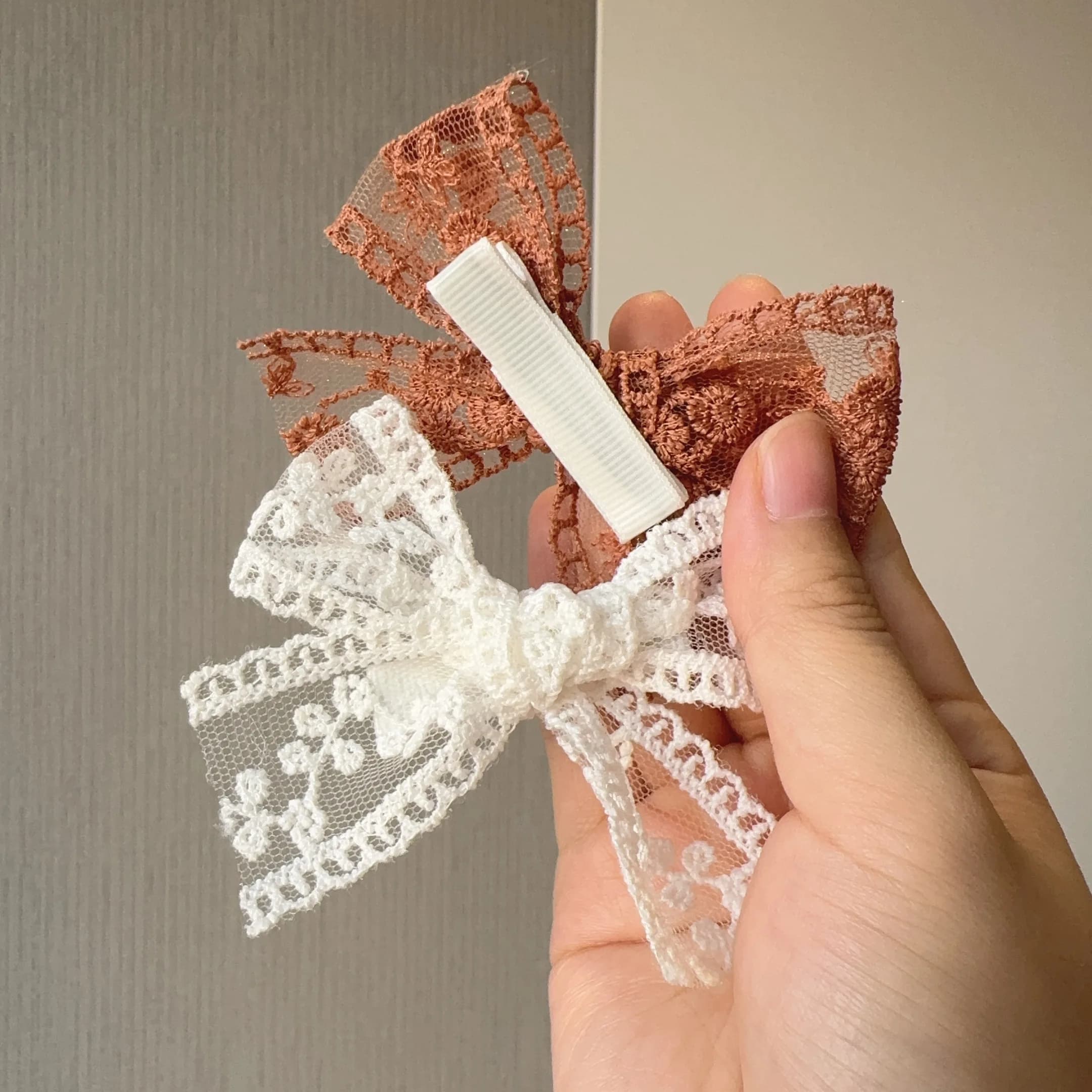 Set di 2 Graziose Mollette per Capelli con Fiocco in Pizzo Traforato per Bambine, Accessori per Capelli Fatti a Mano