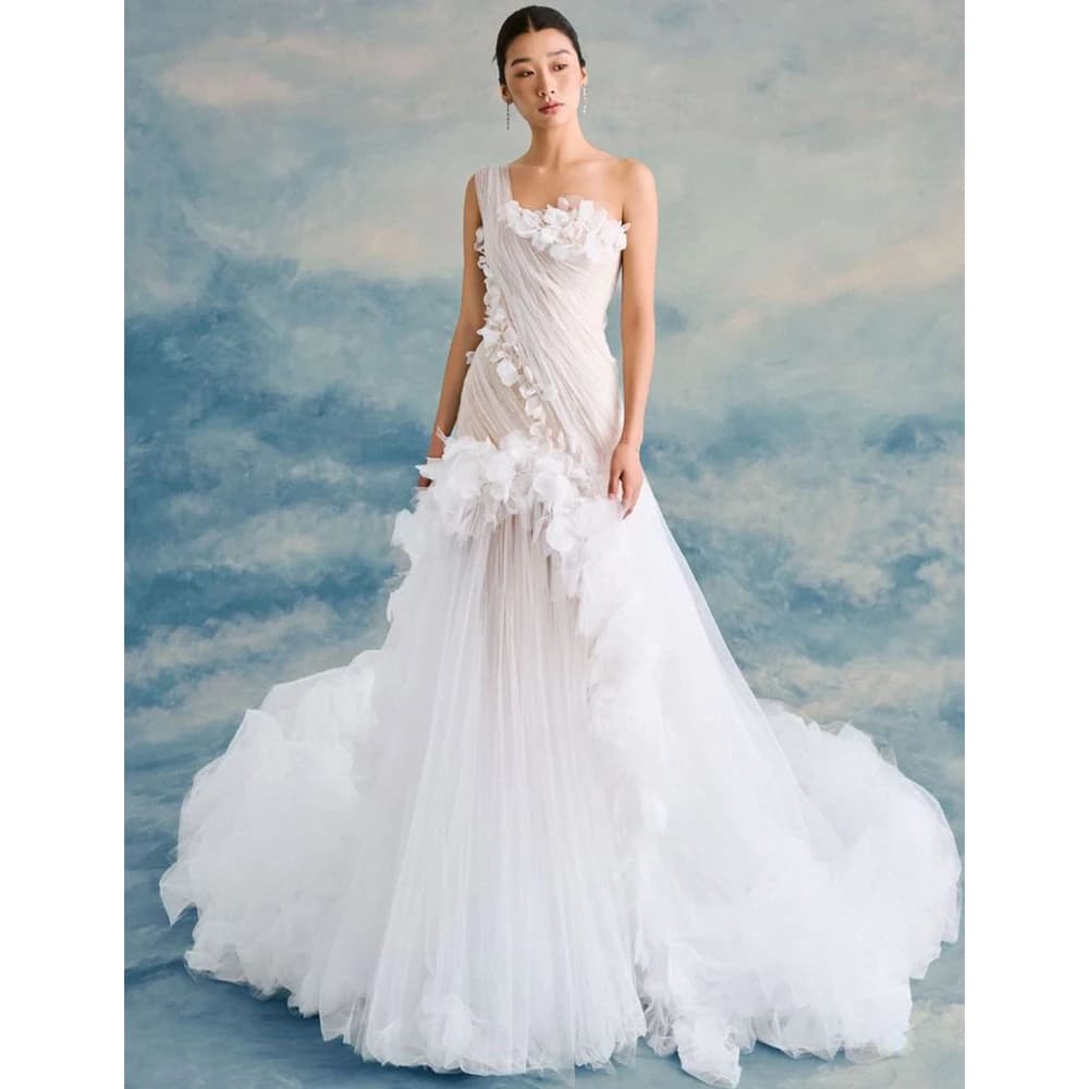 Abito da sposa a sirena monospalla con drappeggio e applicazioni floreali 3D, in tulle effetto illusione, con strascico corto, romantico per la spiaggia