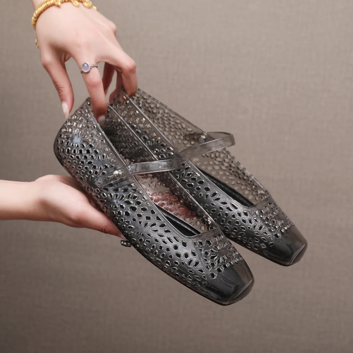 Discontinued New Hollow Out Women Korean Style Flat Shoes Ins One Strap Soft Sole Crystal Sandals Daily Work Commute Sandals