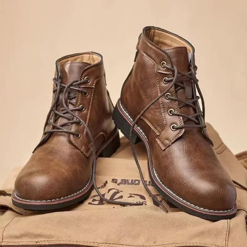 Scarpe da uomo 2025 stile europeo e americano testa grande abbigliamento da lavoro moto cravatta anteriore testa tonda stivali da uomo con tacco spesso