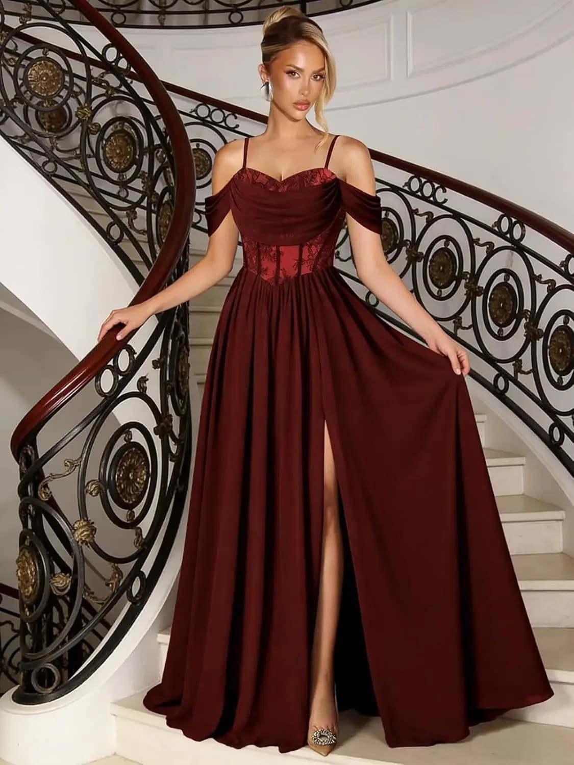 Abito da ballo con spalle scoperte e applicazioni in pizzo, con spacco, linea ad A, corsetto plissettato, abito lungo da sera elegante da donna