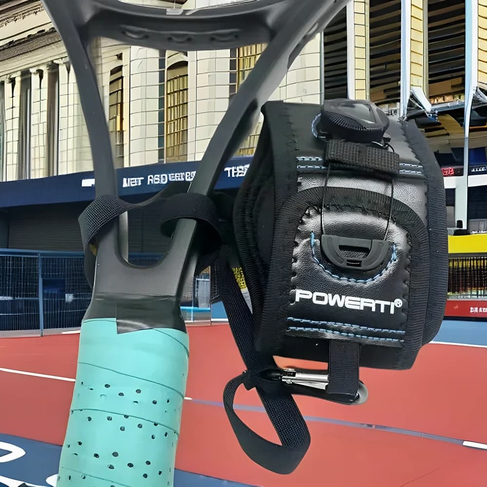 Il trainer per il polso fisso per il tennis è adatto per correggere i movimenti in corrispondenza con il polso e il gomito durante il forehand, e per l'intercettazione delle palle.