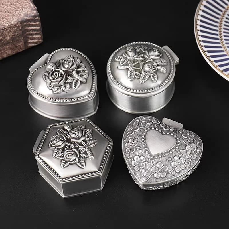 Portagioie in metallo retrò di piccole dimensioni Fiore vintage intagliato Decorazioni per la casa Custodia per gingilli Anello Bracciale Ciondolo Perline di stoccaggio Organizzatore