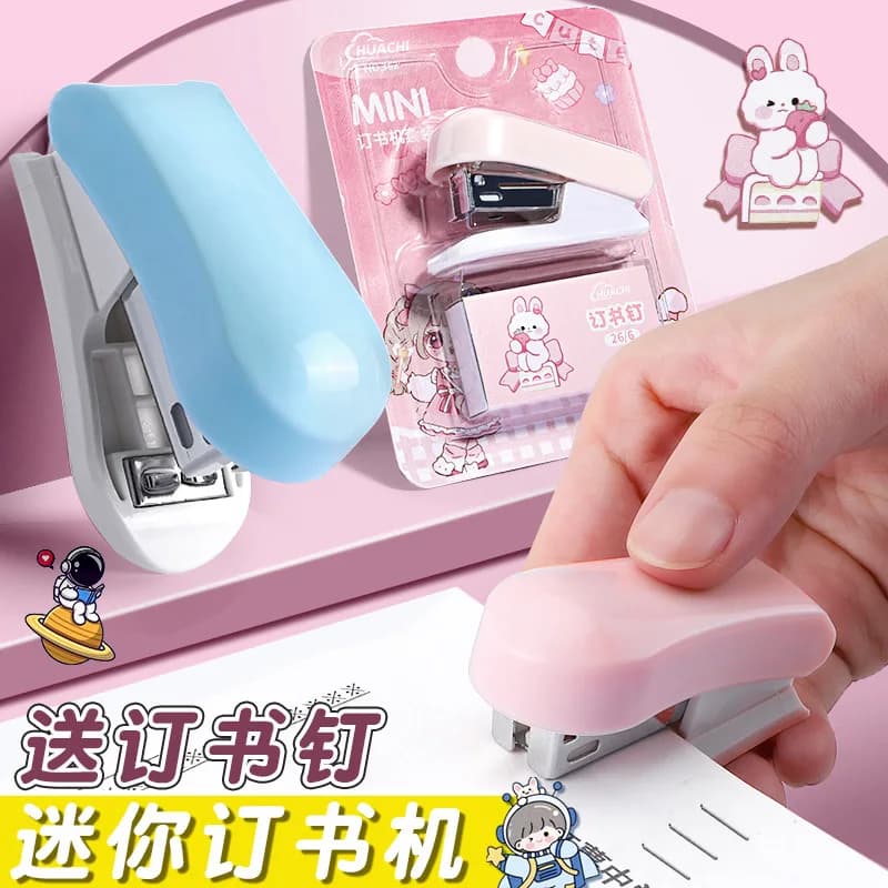 Set di mini cucitrici per cartoni animati Set di mini cucitrici per studenti carini Cancelleria per rilegatura Macchina per test Cucitrice per carta Regalo scolastico Accessori per ufficio