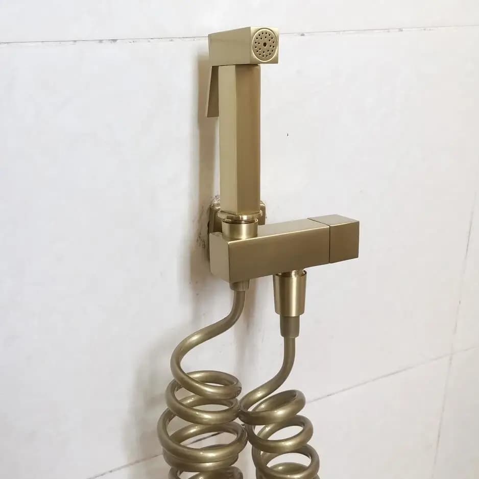 Bidet tenuto in mano spruzzatore rubinetto wc in ottone Bidet spruzzatore quadrato Kit doccia oro spazzolato Shattaf Set getto valvola rame