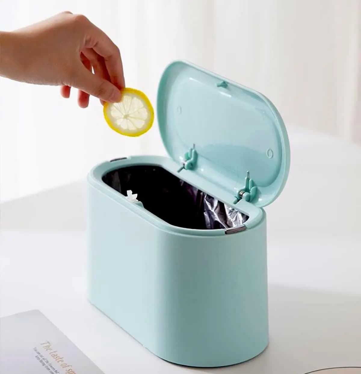 Mini cestino per rifiuti con coperchio - Piccolo contenitore per immondizia per scrivania, piano di lavoro, bagno, ufficio, cucina - Cestino pop-up, blu cielo