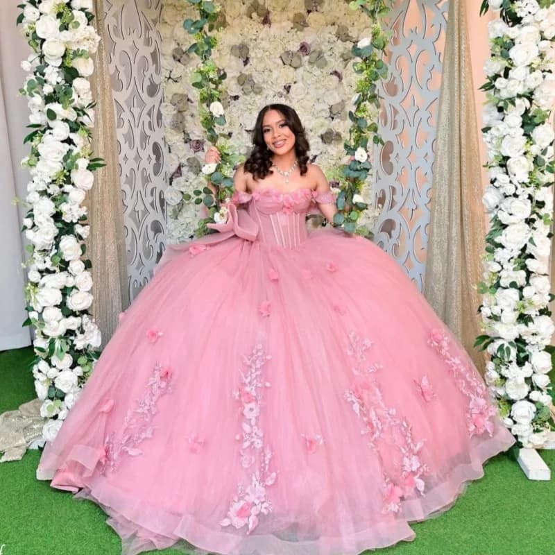Decalcomania di cristallo del vestito Quinceanera rosa Coda lunga glitter Decalcomania del fiore 3D Grande fiocco Abiti da 15 Quinceanera Personalizza
