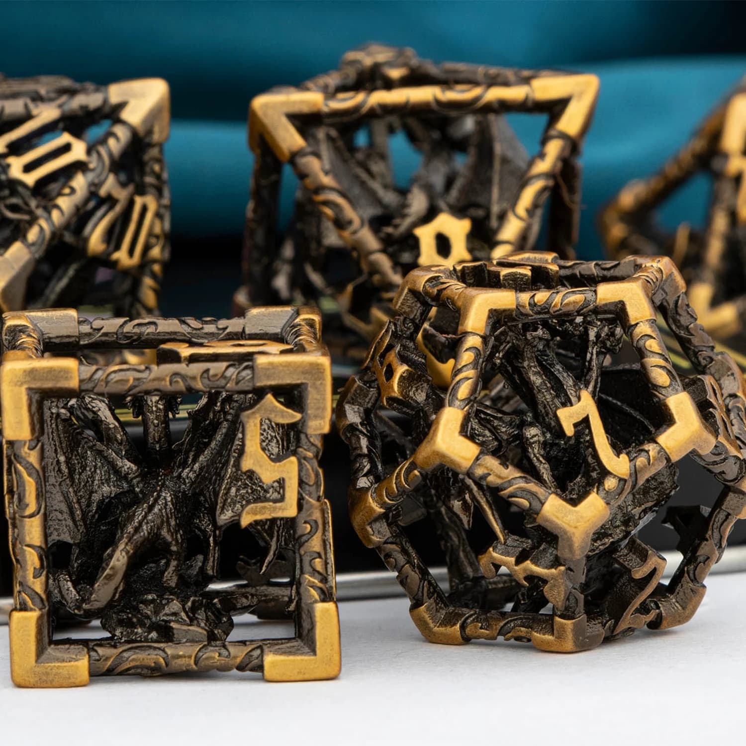D&D 5 Headed Dragon DND Set di dadi cavi in metallo Oro antico D e D Dungeon e Dragon Giochi di ruolo Pathfinder D+D Dice