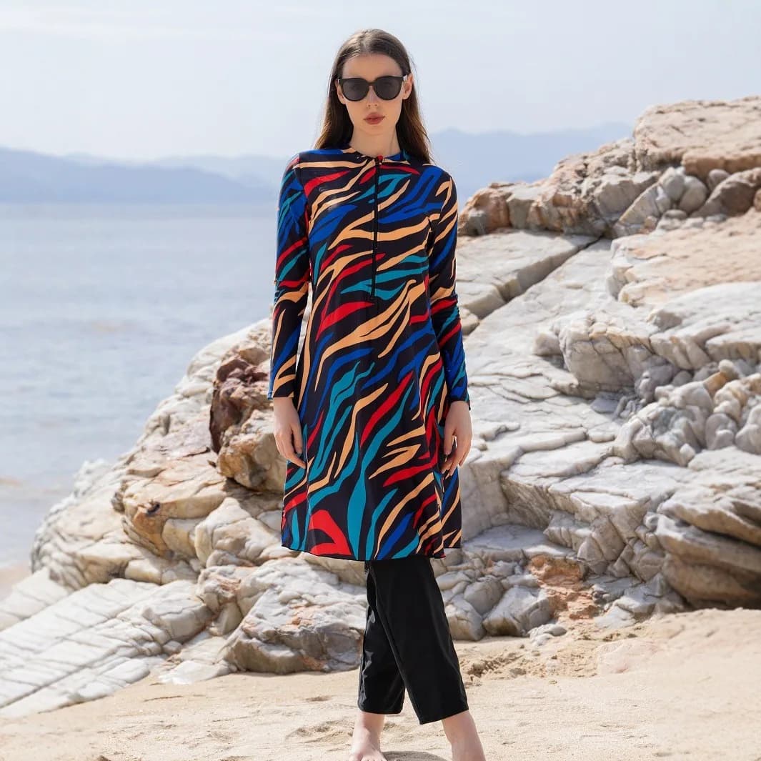 Costume da bagno a maniche lunghe con collo alto e cerniera frontale, modello A-line, stampa astratta, lunghezza maxi, multicolore, base nera, costume da bagno modesto