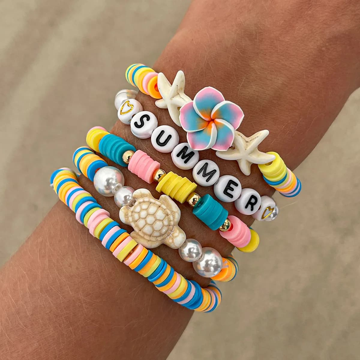 Set di Bracciali Estivi Boho con Ciondoli a Forma di Fiore, Stella Marina e Tartaruga Marina per Donne, Braccialetti Colorati in Argilla Polimerica, Gioielli da Spiaggia