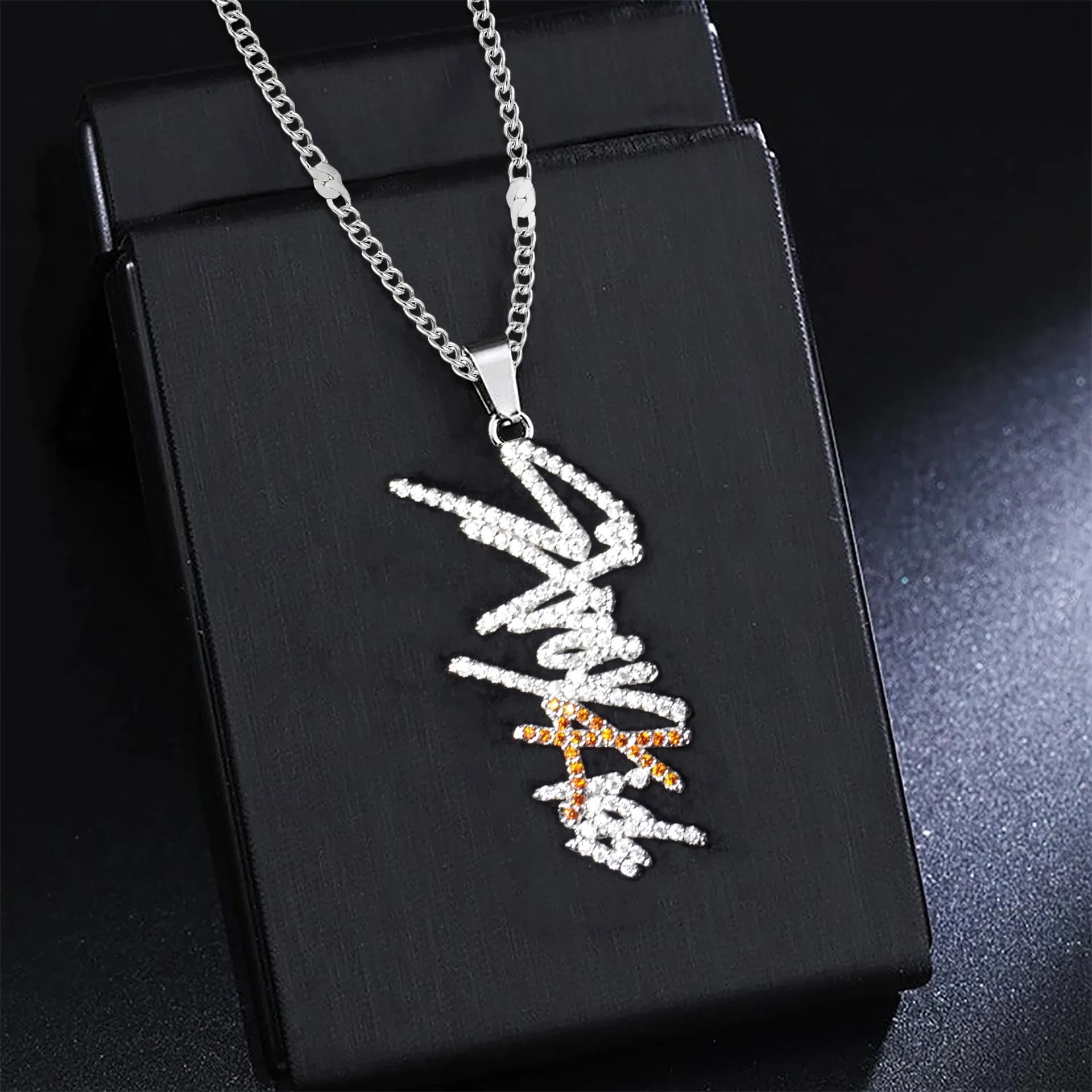 Collana con Ciondolo a Lettera Stile Coreano Kpop Stratkid, Regalo per Fan K-Pop, Merchandise per Appassionati di Hip Hop