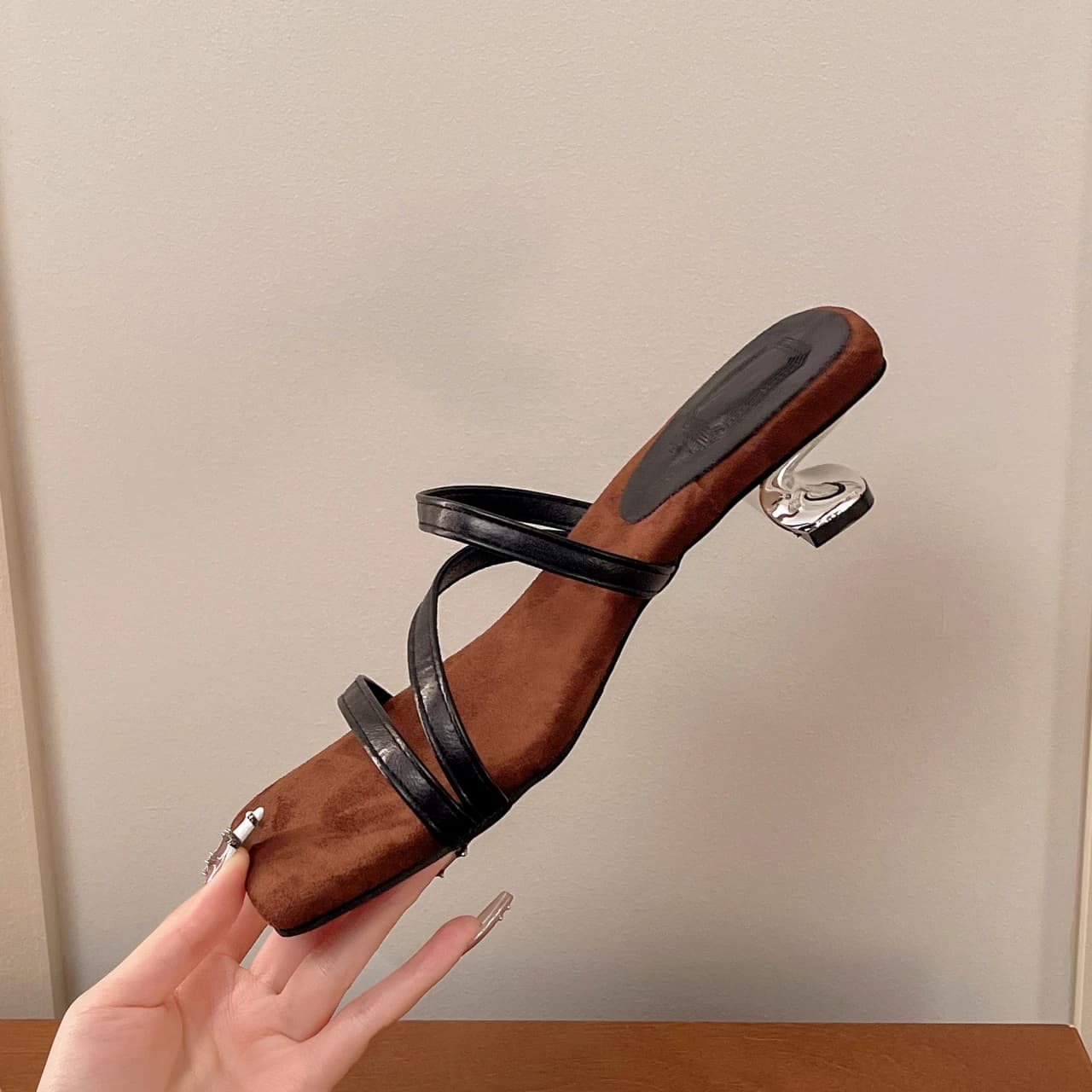 Nuovi Sandali Estivi 2026 Eleganti con Punta Quadrata e Tacco Basso, Ciabatte Versatili da Donna in Stile Fatato alla Moda