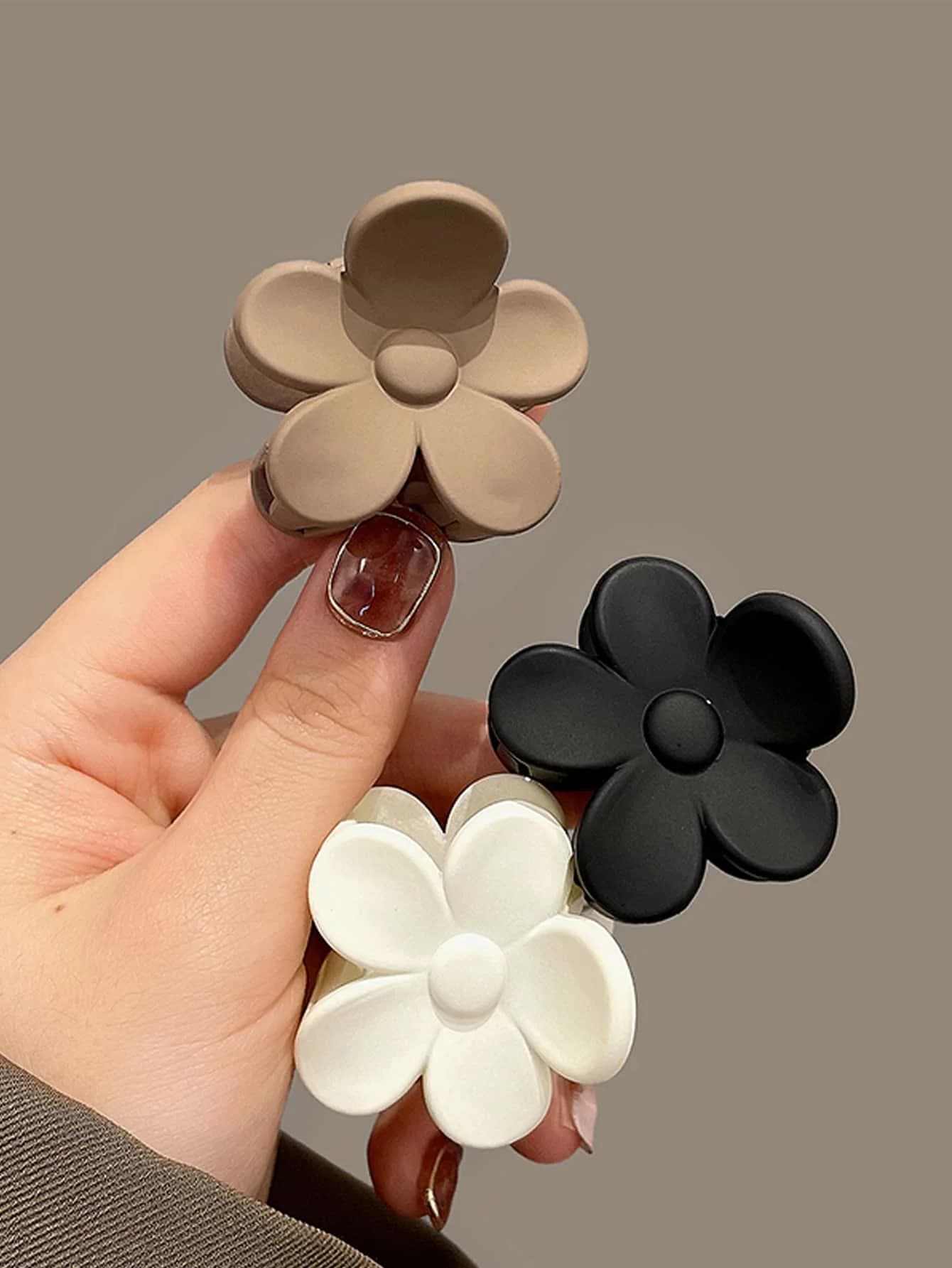 3pcs Ladies' Mini Triangle Shaped Plastic Hair Claw Clip Set In Black, White And Coffee, Fashionable And Versatile, Suitable For Everyday Use, Face Washing, Bathing, Makeup And Clothing Matching, Used As Hair Accessory Headwear. Casual Hair Clips Hair Jaw