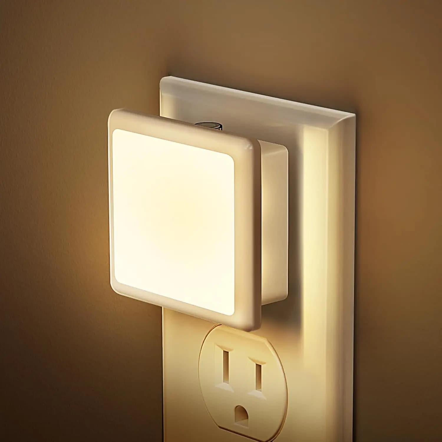 Confezione da 2 luci notturne con sensore crepuscolare, LED bianco caldo 3000K per bagno e corridoio, luce da parete plug-in con accensione/spegnimento automatico