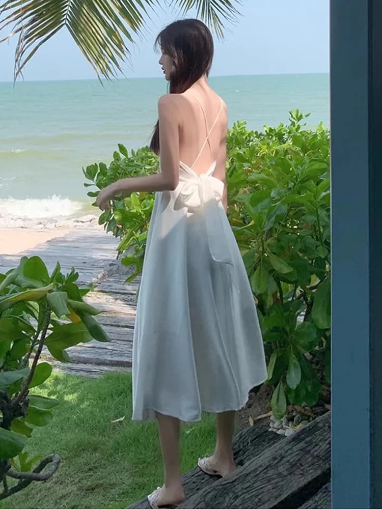 2025 Minimalist white underwear with V-neck, waist with belt and smooth longuette dress, women's stylish beach dress