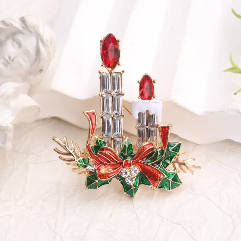 Spilla festosa con candela e agrifoglio, smalto rosso-verde e accessorio natalizio in cristallo