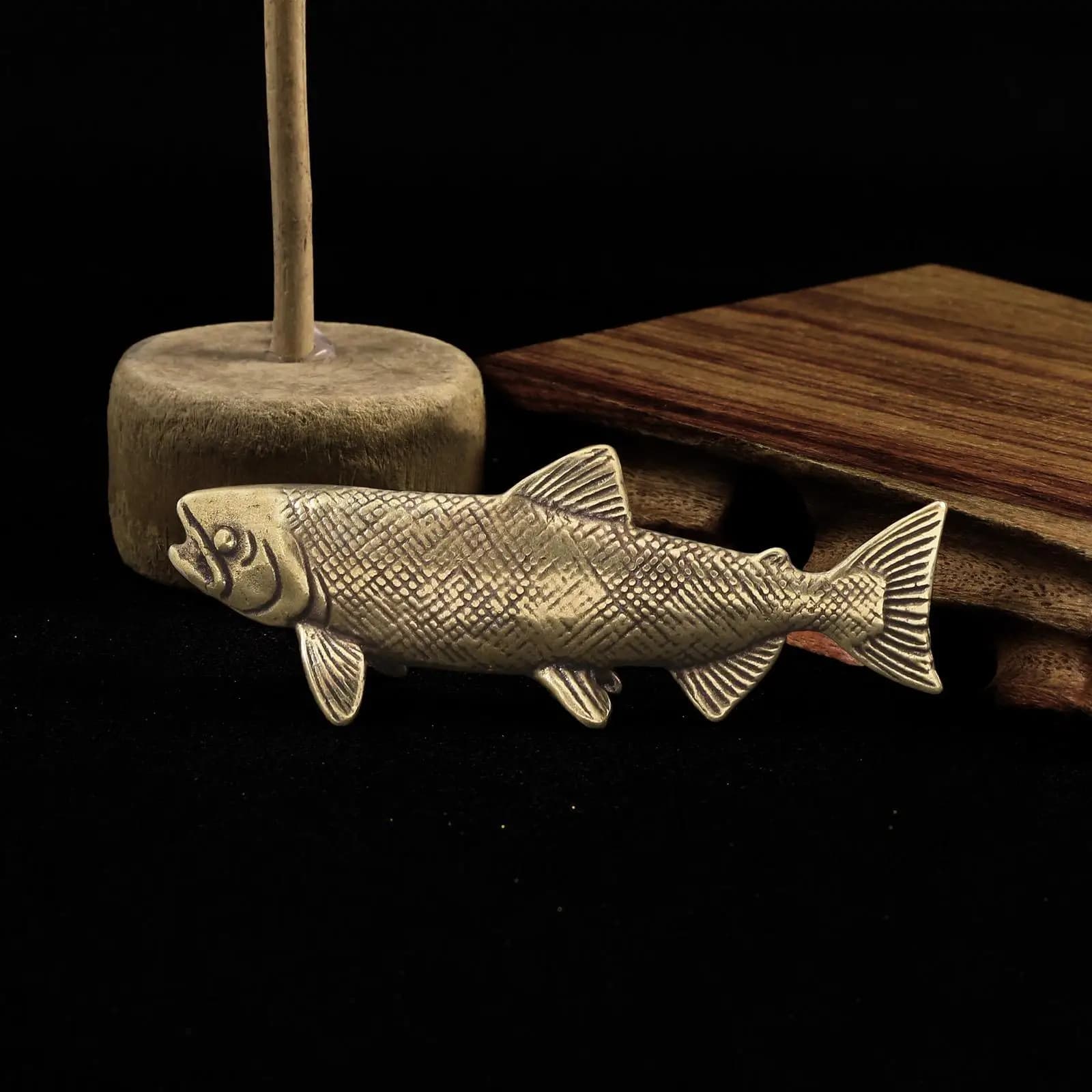 Figurina di statua di pesce in ottone, decorazione artigianale decorativa, regalo di inaugurazione della casa, ornamento di pesce salmone, statuetta da collezione per tavolo
