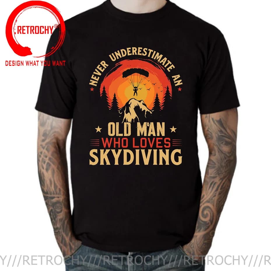Vintage Retro Never Underestimate An Old Man Who Loves Skydiving T Shirt Men Man for Dad Birthday Gift Sky Diver Skydive T-shirt